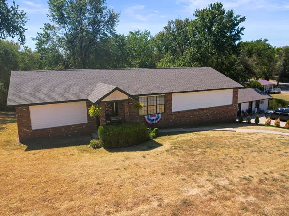 310 W 4th St, Grove, OK 74344