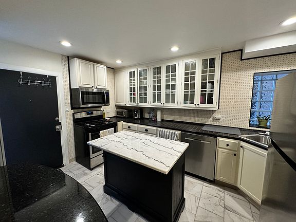 4th image of 2404 N Surrey Ct #1