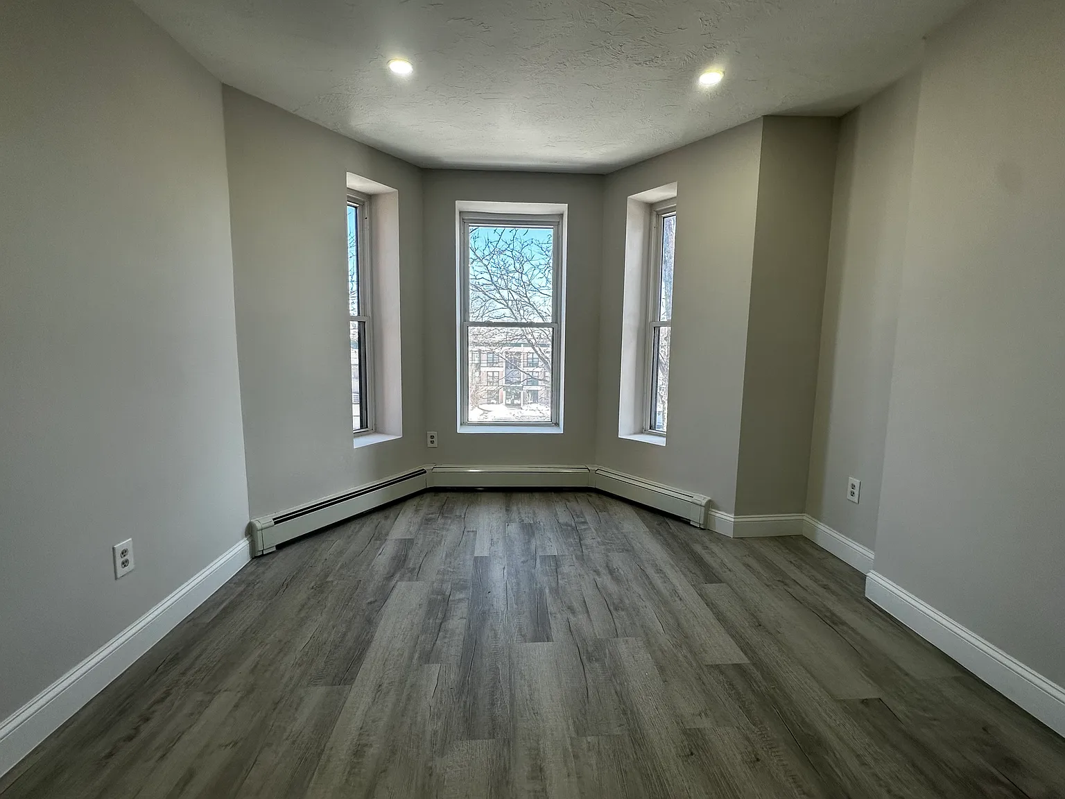3 bed, 9999 sqft, $5,000 — Photo 3