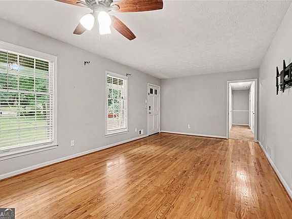 4th image of 2826 Manor Ct