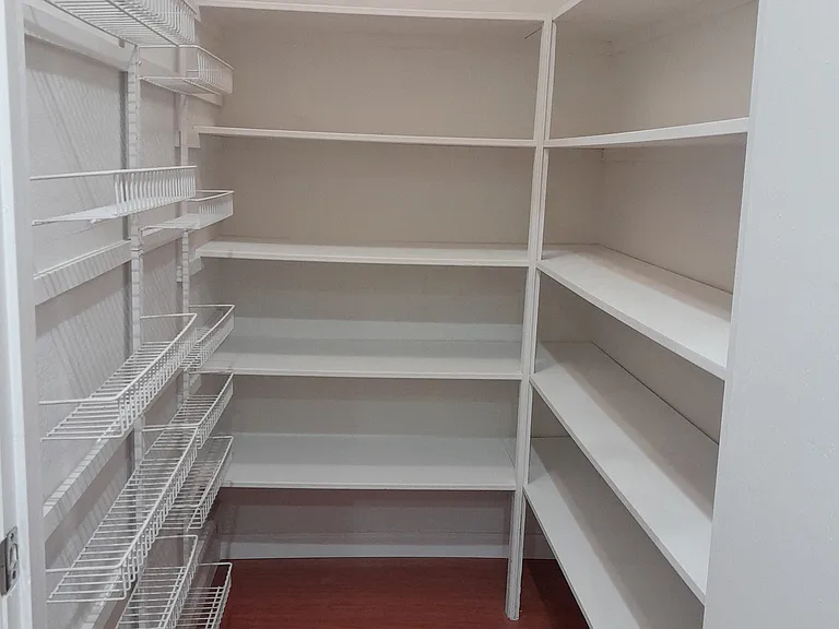 Extra storage: Walk-in pantry