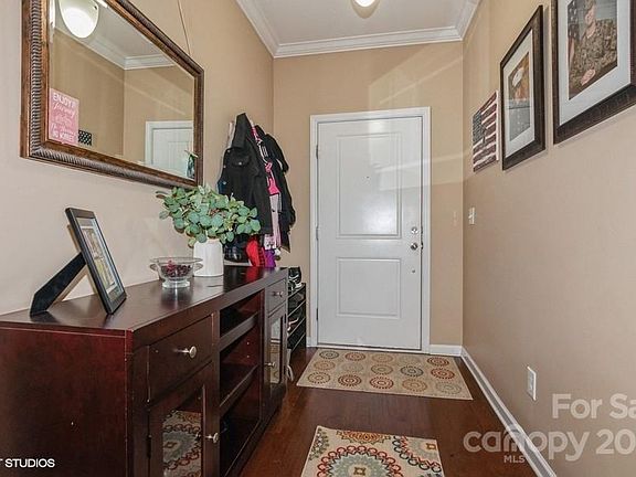 4th image of 934 Summerlake Dr