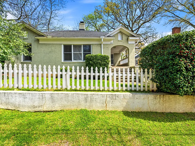 202 Warren St — Photo 1