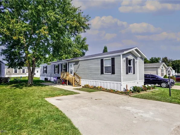 1049 S Park Dr, Brookfield, OH 44403