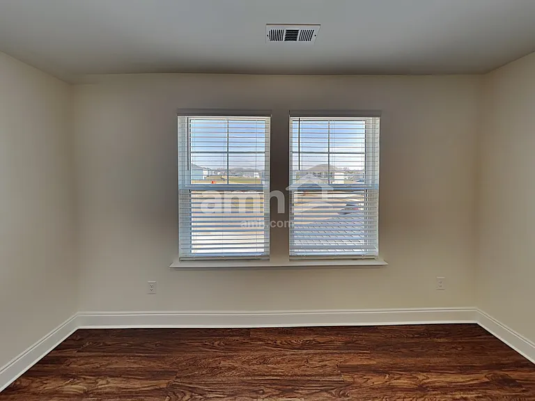 1360 Lomond Dr — Photo 17