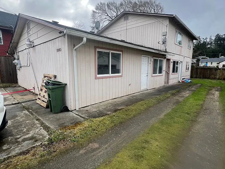 1860 Myrtle St — Photo 12
