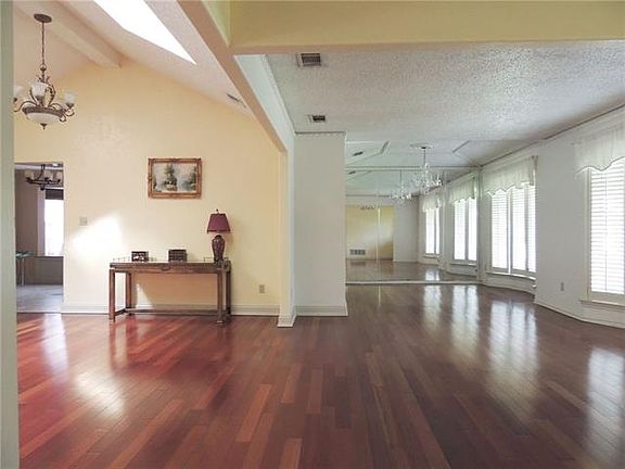 5th image of 913 Hampshire Dr