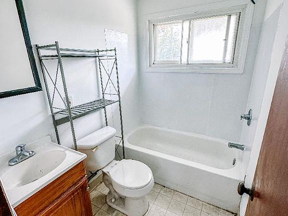 4th image of 1917 Lancaster St