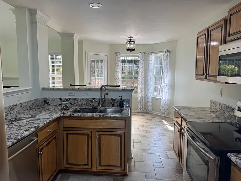 136 Madelia Pl — Photo 11