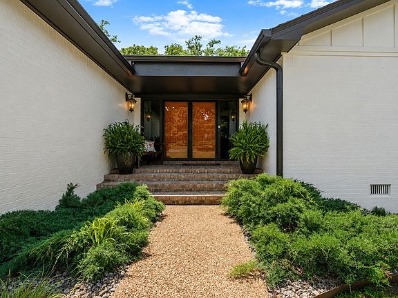 4th image of 908 Lakeshore Dr