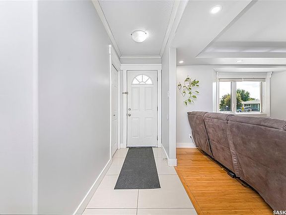 3rd image of 902 Steeves AVENUE