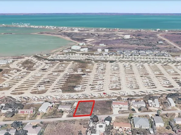 160 Lago Vista Dr, Rockport, TX 78382