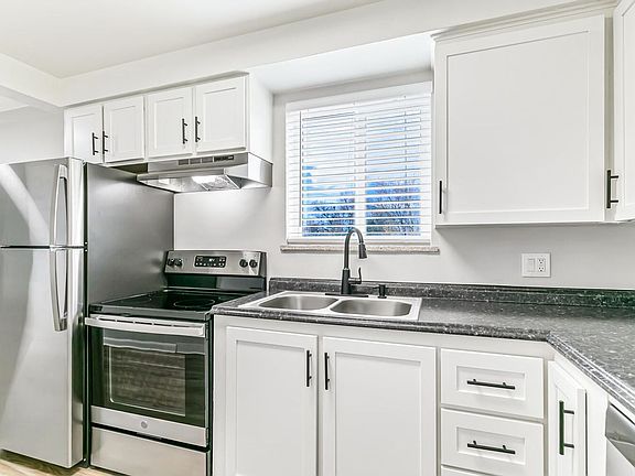 5th image of 2444 S York St #2B-1Ba-873Sqft
