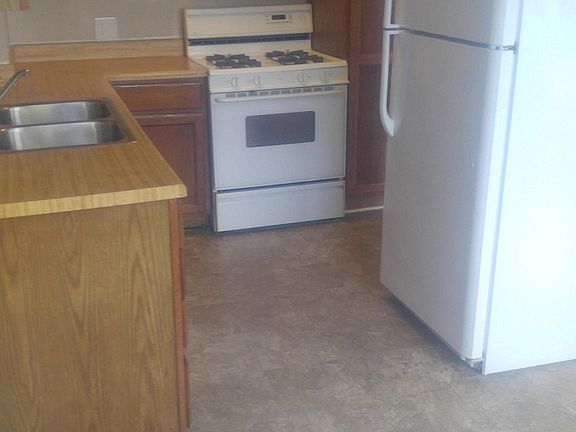 3rd image of 366 Stratofort St