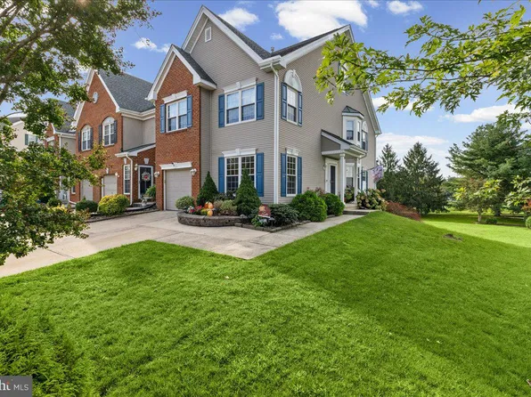 19 Augusta Ln, Blackwood, NJ 08012
