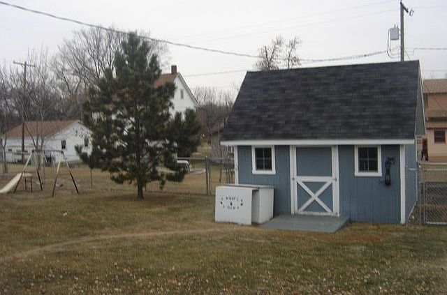 2nd image of 903 Maple St