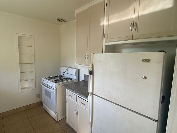 3rd image of 1050 E San Antonio Dr APT B