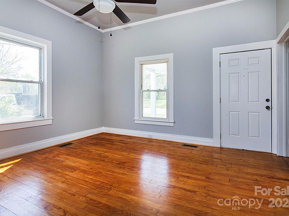 3rd image of 406 Woodlawn Ave