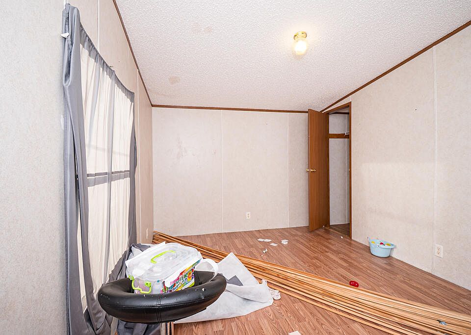 28th image of 200 Laura Ln