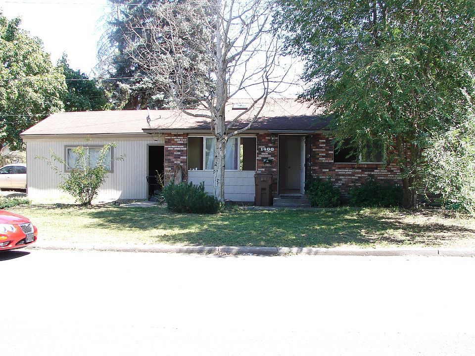 Half of the duplex w/ garage