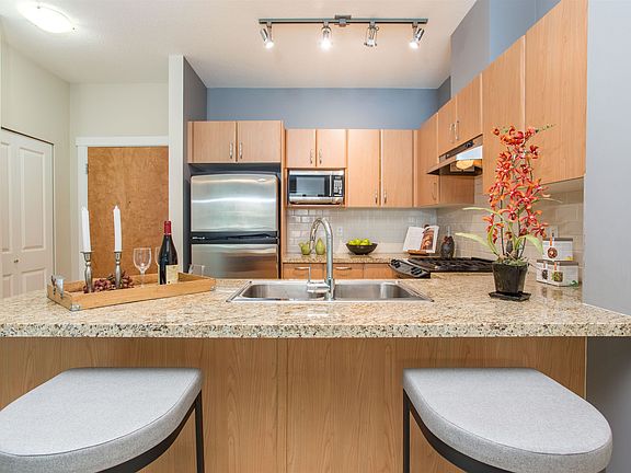 4th image of 4728 Dawson St #415