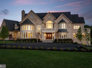 10 Stonebridge Crossing Rd, Newtown, PA 18940