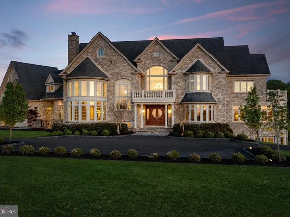 10 Stonebridge Crossing Rd, Newtown, PA 18940