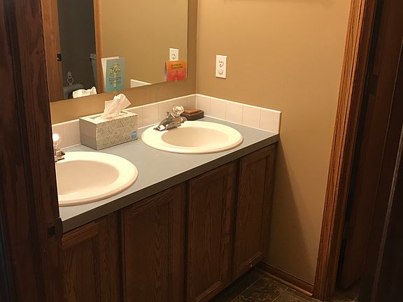 Main upstairs bathroom 