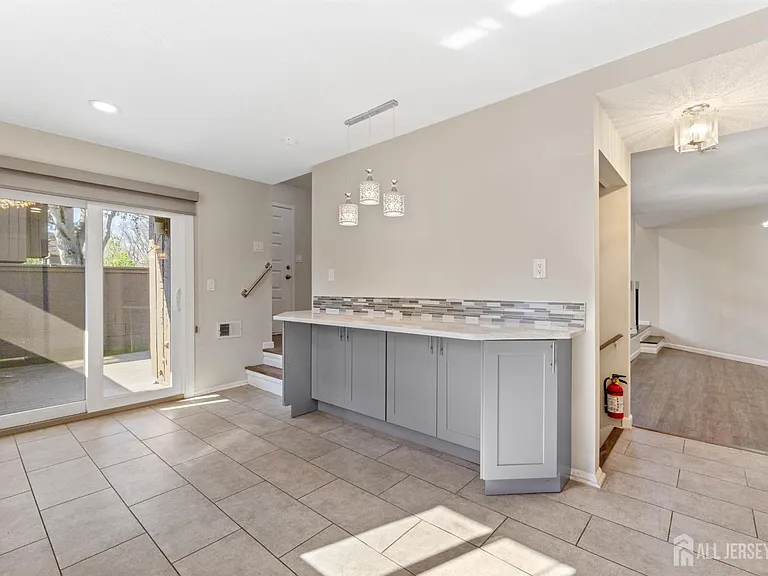 496 Westgate Dr — Photo 19