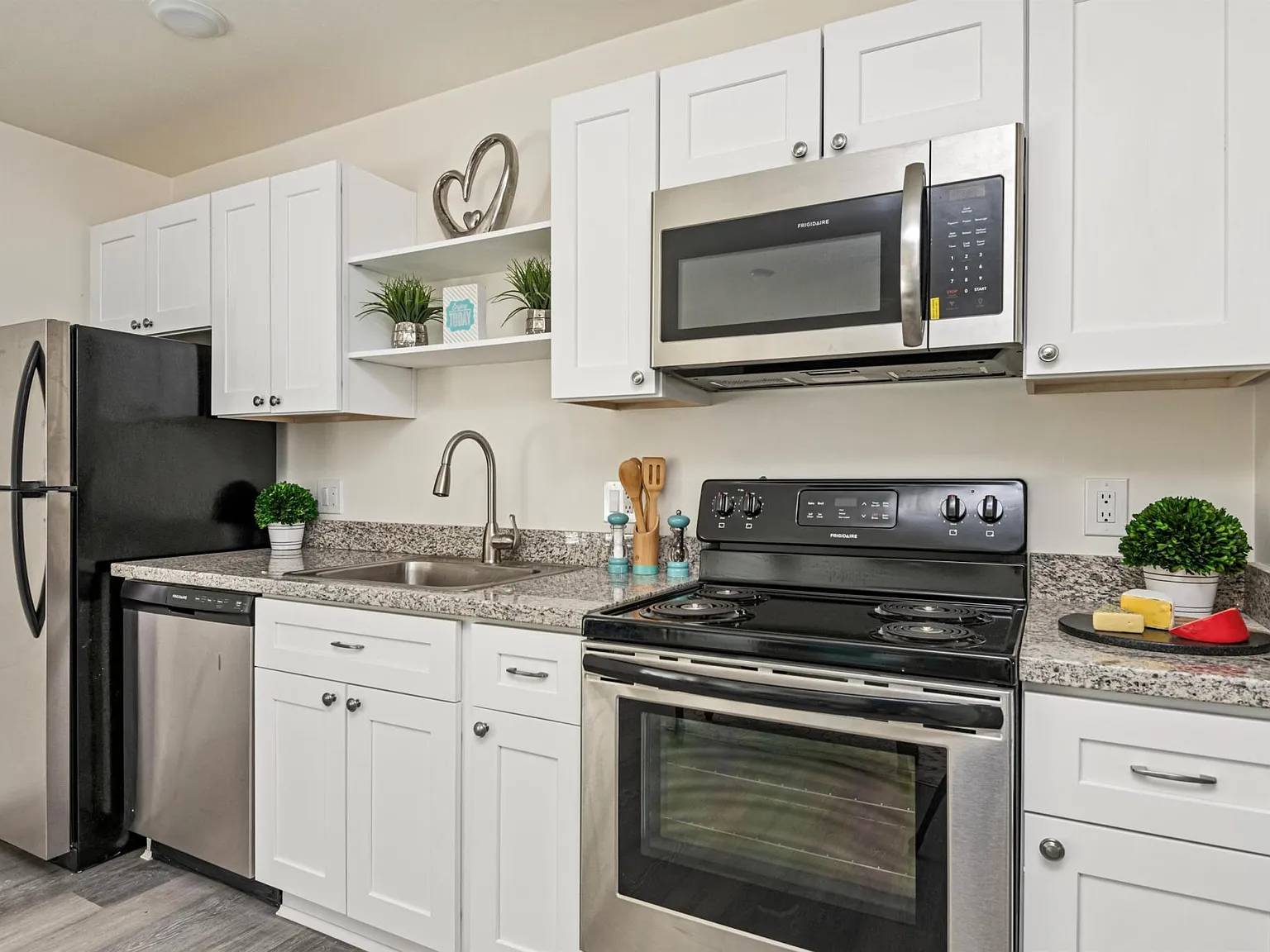 1002 N Jerrie Ave — Photo 1