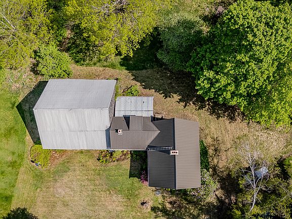 3rd image of 1017 Howland Road