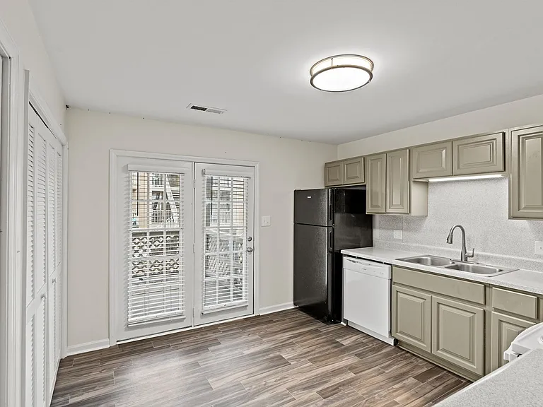 Park Towne Apartments — Photo 23
