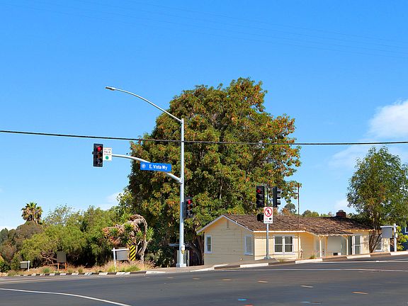3rd image of 1820 E Vista Way