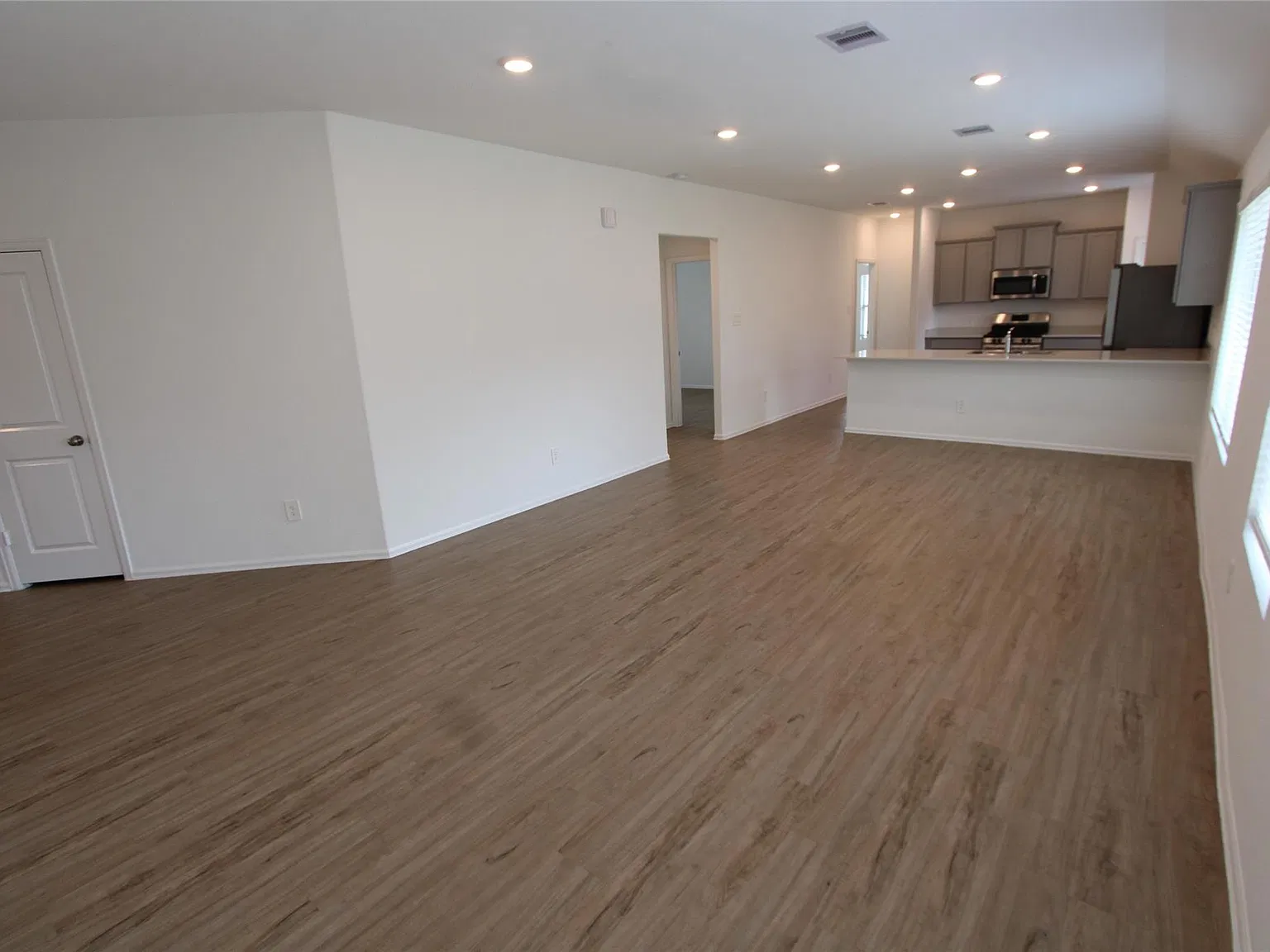 3 bed, 2.0 bath, 1701 sqft, $1,895 — Photo 2
