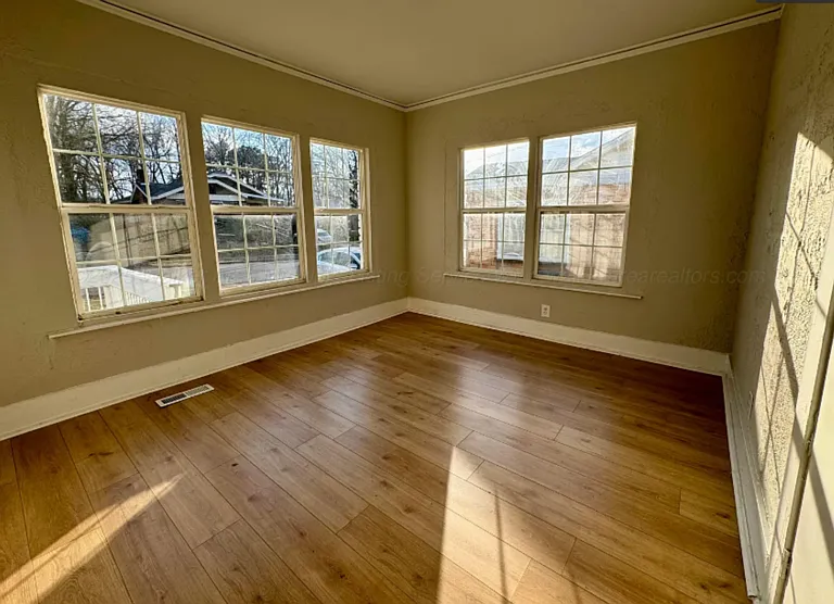 1532 Bay Ave SW — Photo 8