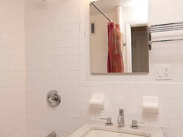 353 East 52nd Street image 4 of 7