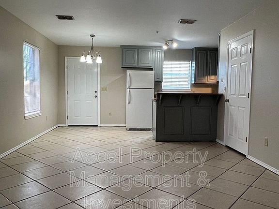 3rd image of 407 S 48th Ln APT 1