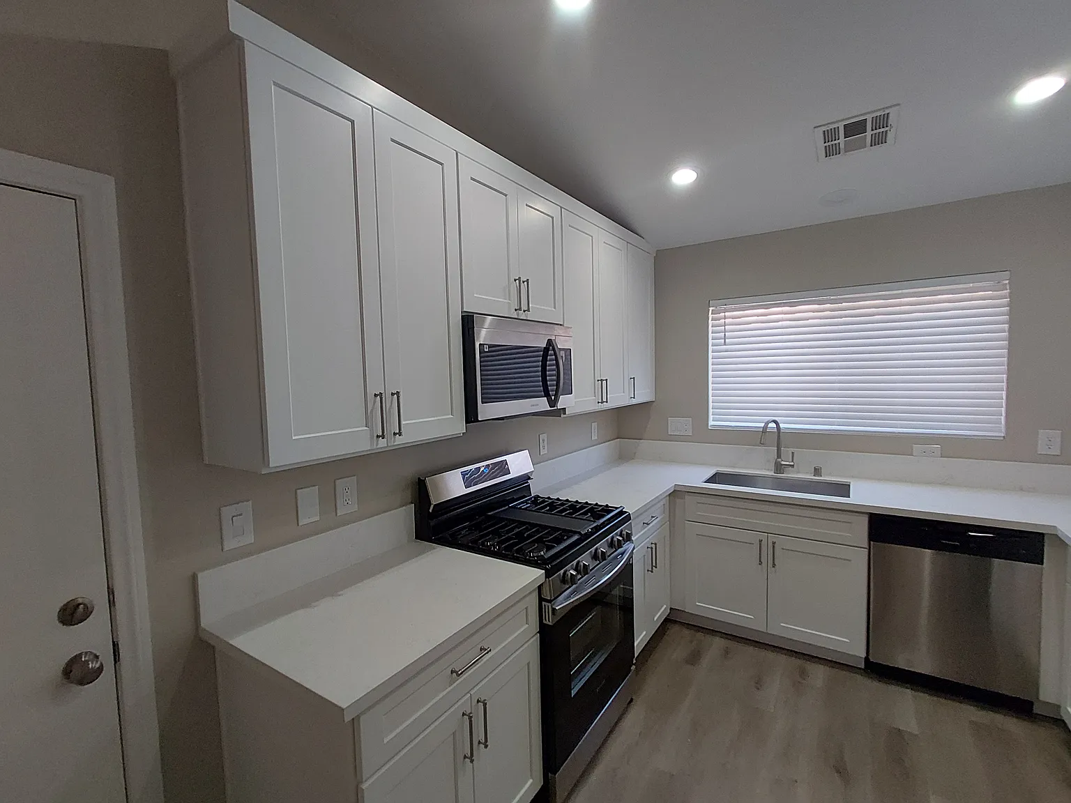 3 bed, 1263 sqft, $2,300 — Photo 3