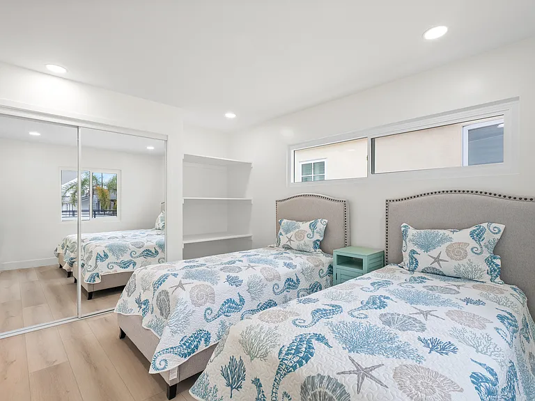 3rd bedroom with 2 twin beds