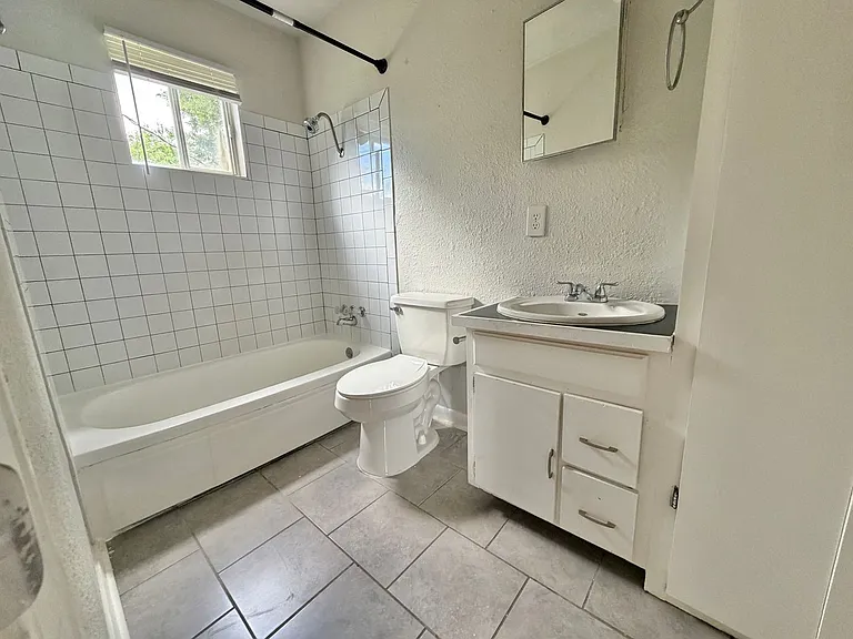 3212 NE 15th St — Photo 15