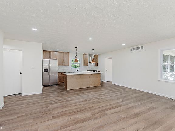 4th image of 20797 Roberts Dr
