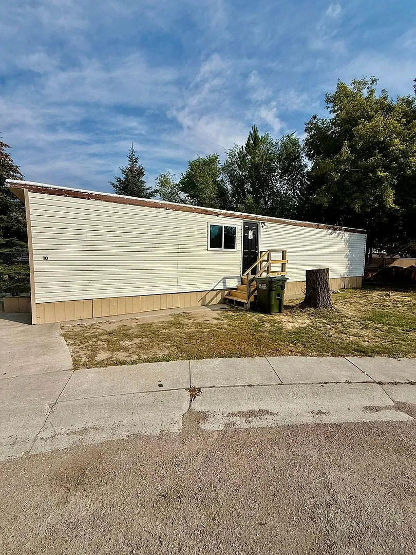 Completely renovated 2 bed, 1 bath trailer home in north Pocatello. — Photo 1