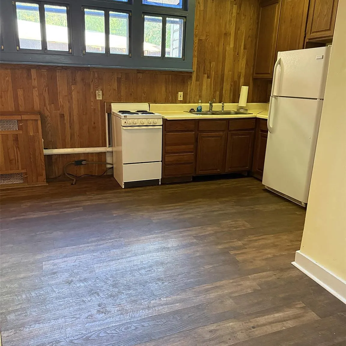 3 bed, 1.5 bath, 2904 sqft, $2,500 — Photo 2
