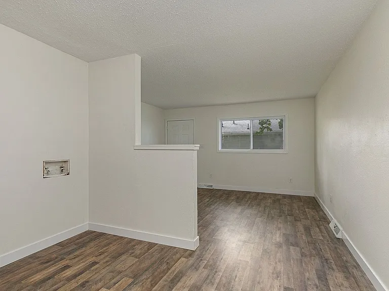 733 W College St #B — Photo 10