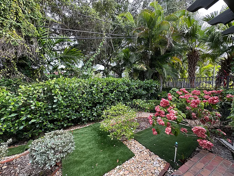 1028 Malaga Ave — Photo 12