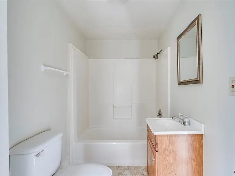 544 S Mechanic St — Photo 30