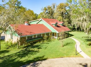 102 Schrader Ln, Lake Jackson, TX 77566