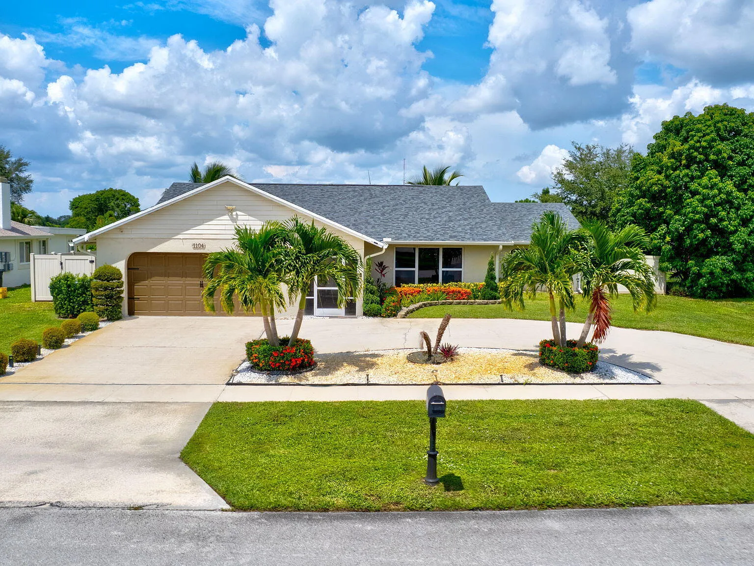 3 bed, 2.0 bath, 1760 sqft, $5,700 — Photo 3