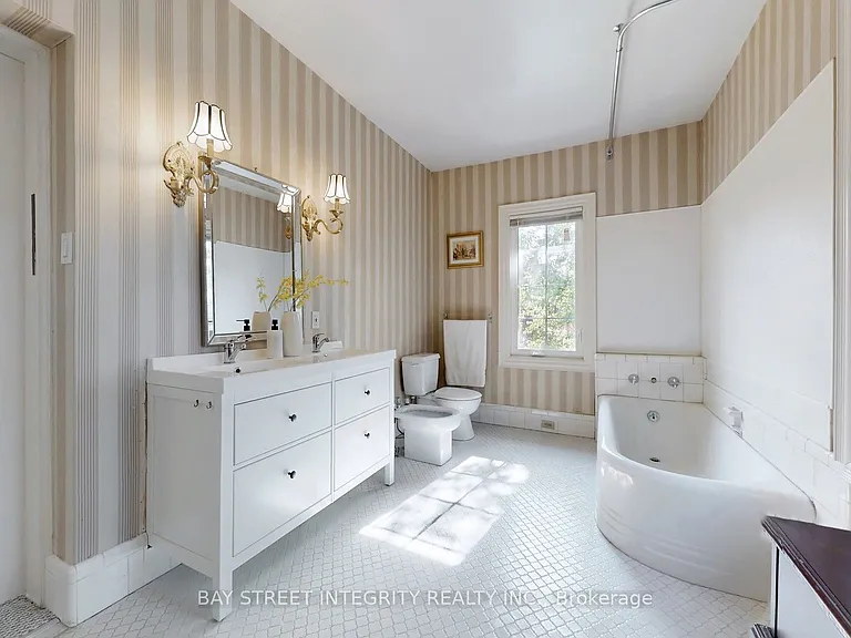 184 Heath St W — Photo 15