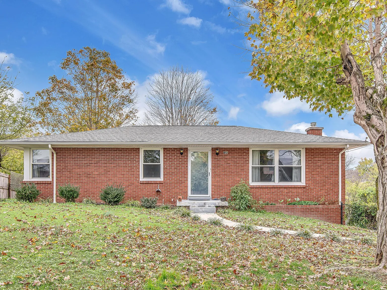 3 bed, 1.5 bath, 1496 sqft, $2,400 — Photo 1